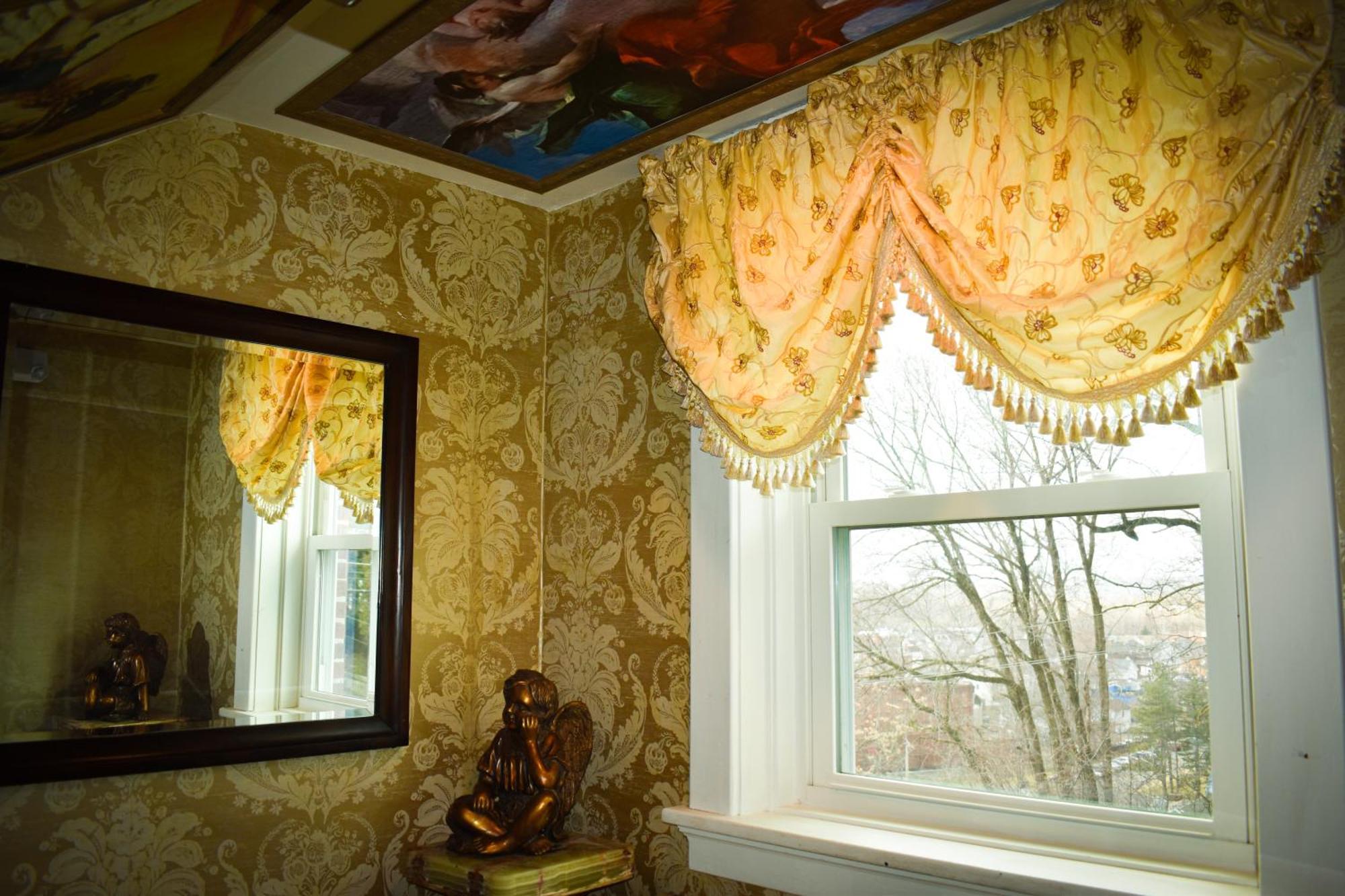 Chateau Botanical Haven Hotel *